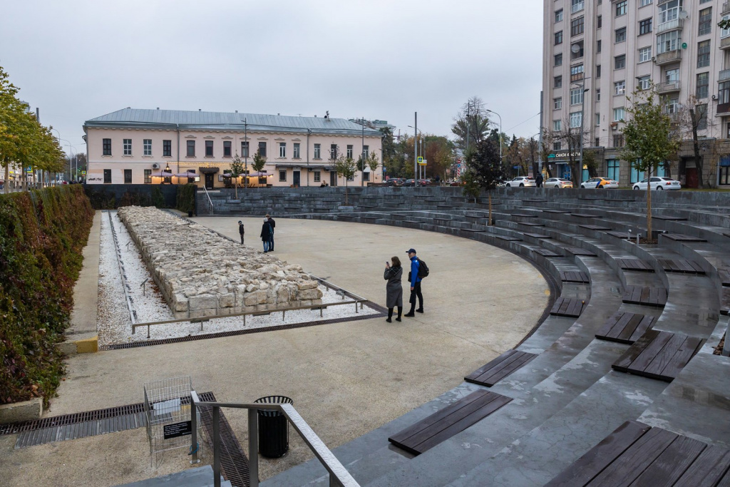 Остатки стены Белого города на Хохловской площади Остатки стены Белого города на Хохловской площади